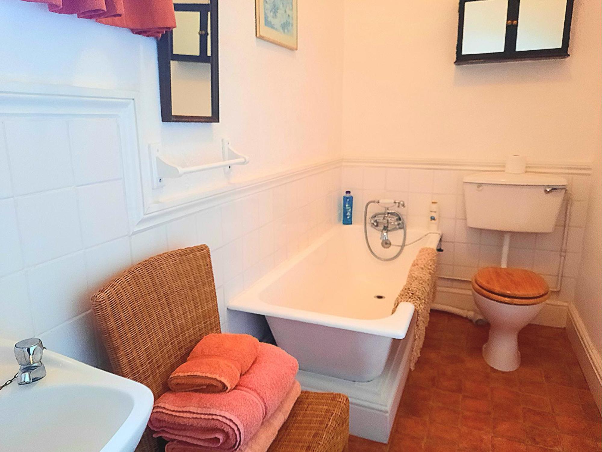 Cosy Bath-tub Ensuite *